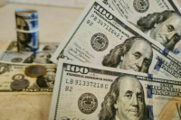 Курс доллара на Мосбирже упал ниже 55 рублей впервые с июня 2015 года
