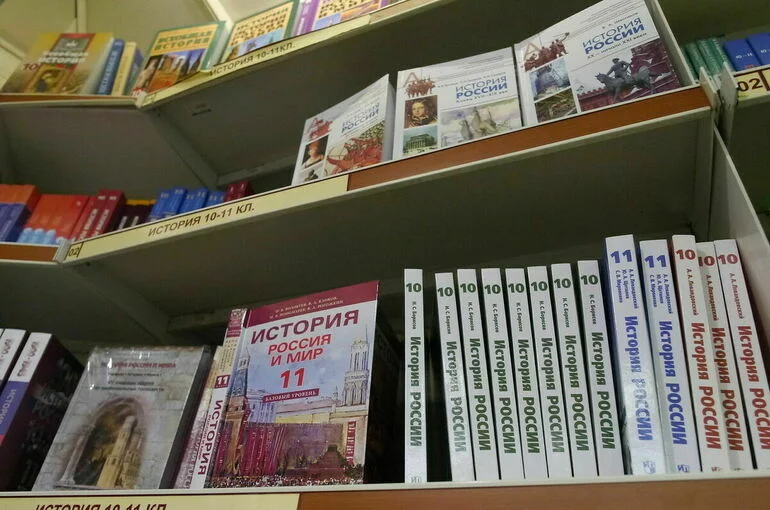 В Госдуме предложил обязать Минпросвещения отвечать за содержание учебников
