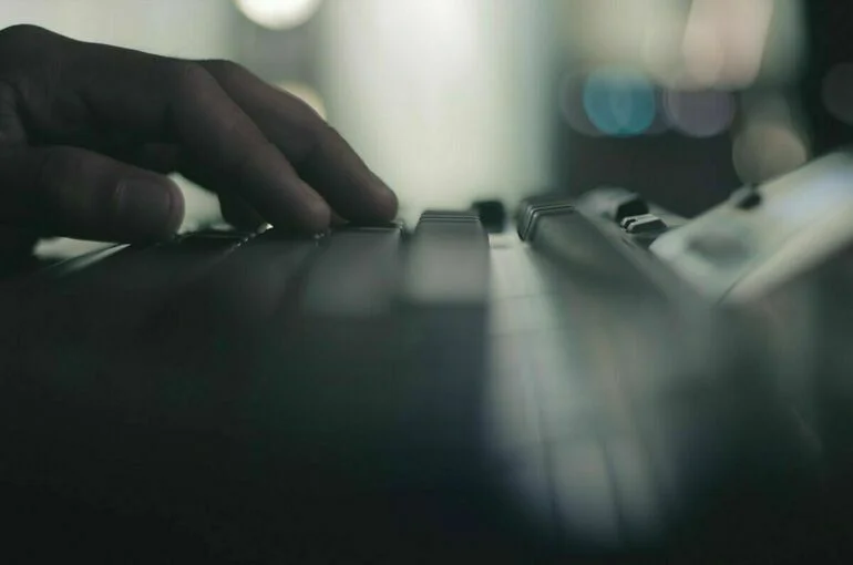 Airbnb и Twitch оштрафовали за отказ локализовать данные россиян