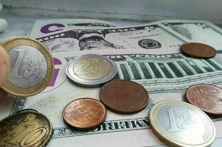 Курс евро на Мосбирже опустился ниже 55 рублей впервые с мая 2015 года