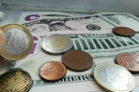 Курс евро на Мосбирже опустился ниже 55 рублей впервые с мая 2015 года