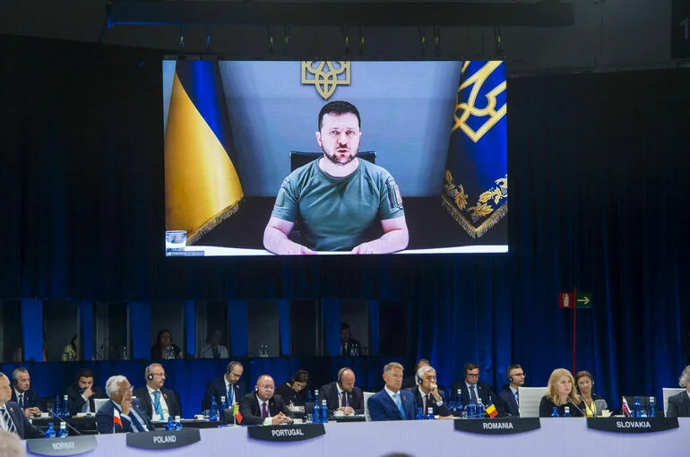 Зеленский сравнил курс НАТО с устаревшими турникетами метро Киева