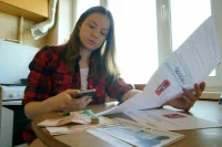 Уезжая в отпуск, квартплату внести придется