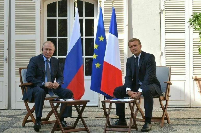 МИД РФ обвинил Макрона в нарушении конфиденциальности переговоров с Путиным