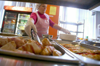 Бесплатное питание предложили распространить на старшеклассников