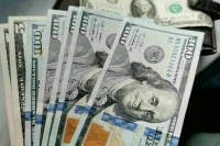 Курс доллара превысил евро впервые за 20 лет