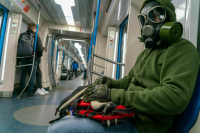 Роспотребнадзор советует носить маски людям из группы риска по COVID-19