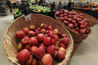 Деньгин: Торговые сети нужно обязать продавать товары местного производства