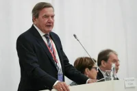 СМИ: Шредер прилетел в Москву для переговоров по поставкам газа в ЕС