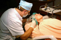 Пластическим хирургам в России продлили срок обучения