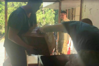 В Донецк доставили гумпомощь для горожан и еду для животных