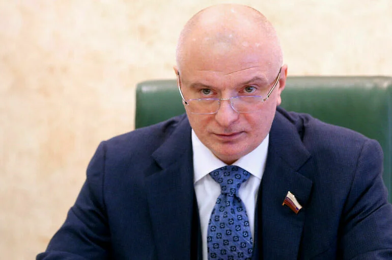 Клишас призвал принять жесткие экономические и политические меры против Латвии