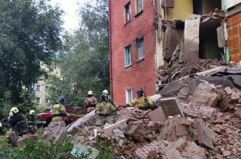 Опубликовано видео обрушения части дома в Омске