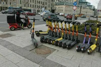 Хамзаев предложил ограничить скорость электросамокатов перед нерегулируемыми переходами