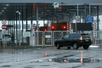 Эстония приостановила пропуск транспорта на участке границы с Россией