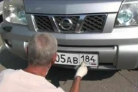 В Херсоне выдали первые водительские права и автономера российского образца