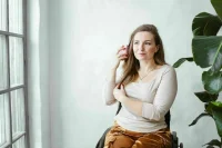 Как ухаживать за пострадавшими от солнца волосами