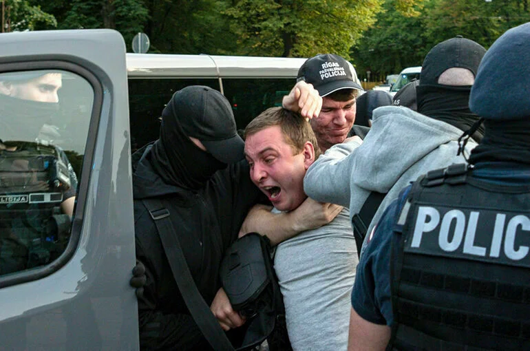 В Риге задержали семерых противников сноса памятника советским воинам