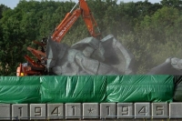 Скульптура памятника Освободителям Риги раскололась при сносе