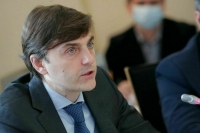 Кравцов заявил о незаконности сборов денег с родителей на ремонт в школах