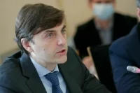 Кравцов заявил о незаконности сборов денег с родителей на ремонт в школах