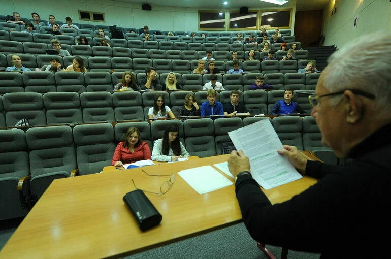 Годовые контракты для преподавателей вузов предложили отменить