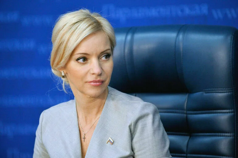 Казакова считает, что отбирать телефоны у школьников на уроках не нужно