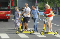 Минтранс предложил запретить пересечение пешеходных переходов на электросамокатах