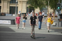 Минтранс опроверг запрет пересечения пешеходных переходов на самокатах