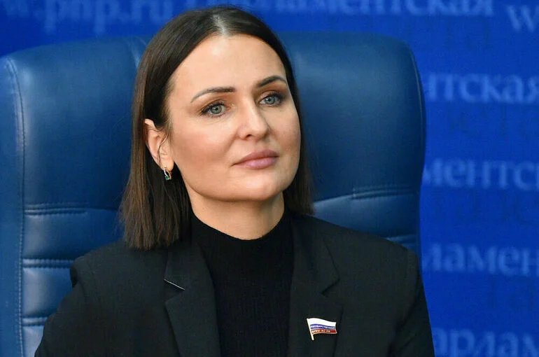 Буцкая призвала ужесточить контроль за формой и товарами для школы