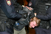 Песков заявил, что вручение повесток задержанным на митингах не противоречит закону