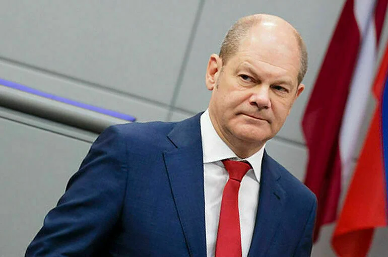 Шольц заявил, что Германия не станет передавать танки Украине