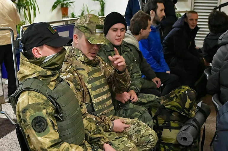 Мобилизованным запретили брать с собой на службу травматическое и холодное оружие