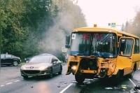 В Ленобласти в ДТП со школьным автобусом пострадали десять человек