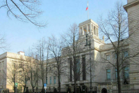Неизвестные забросали посольство РФ в Германии бутылками с краской
