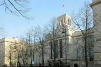 Неизвестные забросали посольство РФ в Германии бутылками с краской