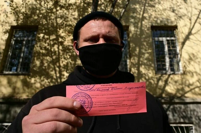 Власти Петербурга объяснили вручение повесток на выходе из дома