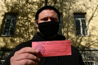 Власти Петербурга объяснили вручение повесток на выходе из дома