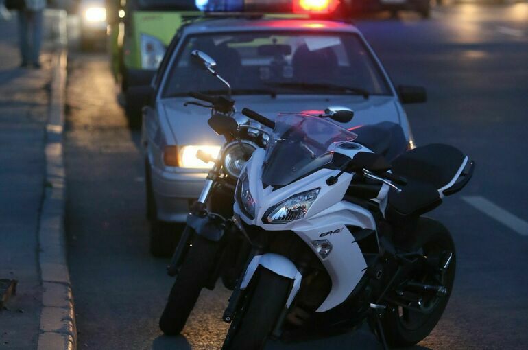 Мотоциклист сбил девушку в центре Петербурга