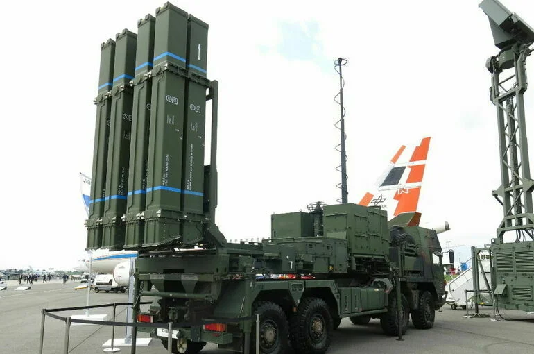 В Киеве президенту ФРГ подарили ирисы с намеком на поставку систем ПВО IRIS-T