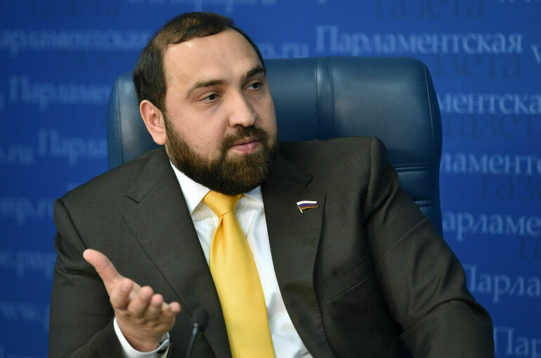 Хамзаев предложил сделать бесплатным проезд на поездах для школьников из новых регионов