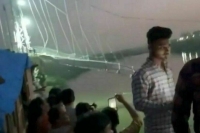 В результате обрушения моста в Индии погибли 35 человек