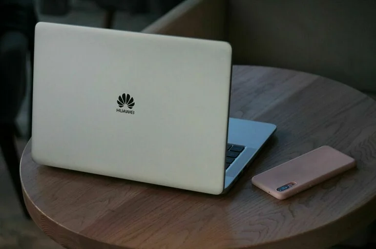 СМИ: Huawei может уйти из России
