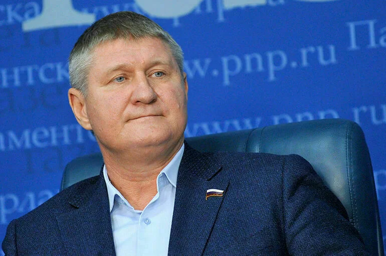 Шеремет не исключил рассмотрения Госдумой вопроса об увеличении срока службы в армии