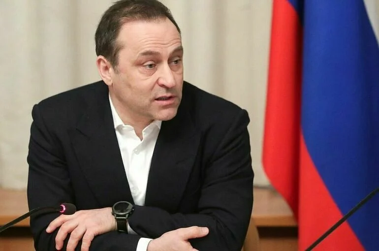 Свищев: Государственный флаг постоянно должен быть вывешен на зданиях детсадов и вузов