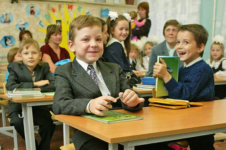 Приоритетное зачисление в одну школу распространят на приемных детей