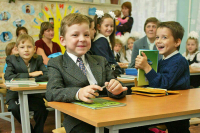 Приоритетное зачисление в одну школу распространят на приемных детей