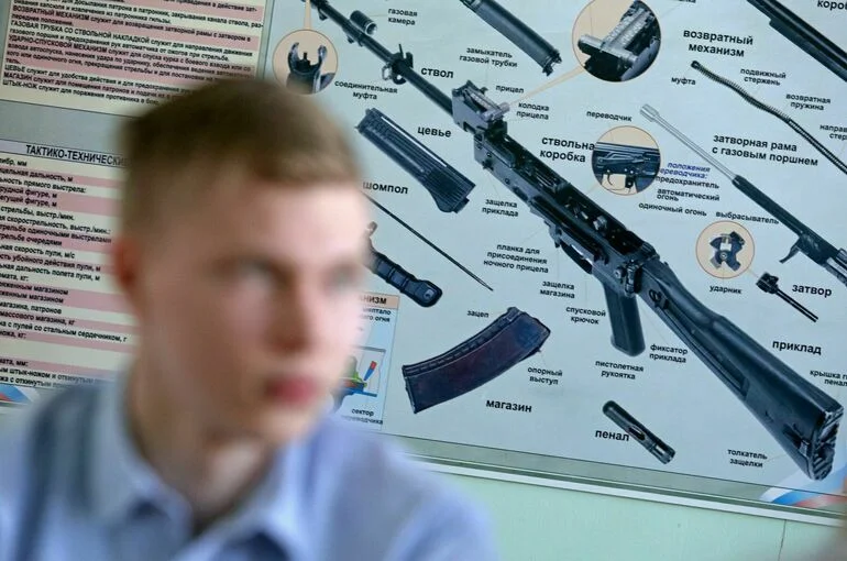 Казакова объяснила, зачем вводить в школах начальную военную подготовку