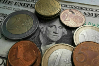 В октябре россияне купили &laquo;токсичной&raquo; валюты почти на 71 миллиард рублей