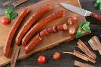 Диетолог объяснила, почему стоит исключить сосиски из рациона